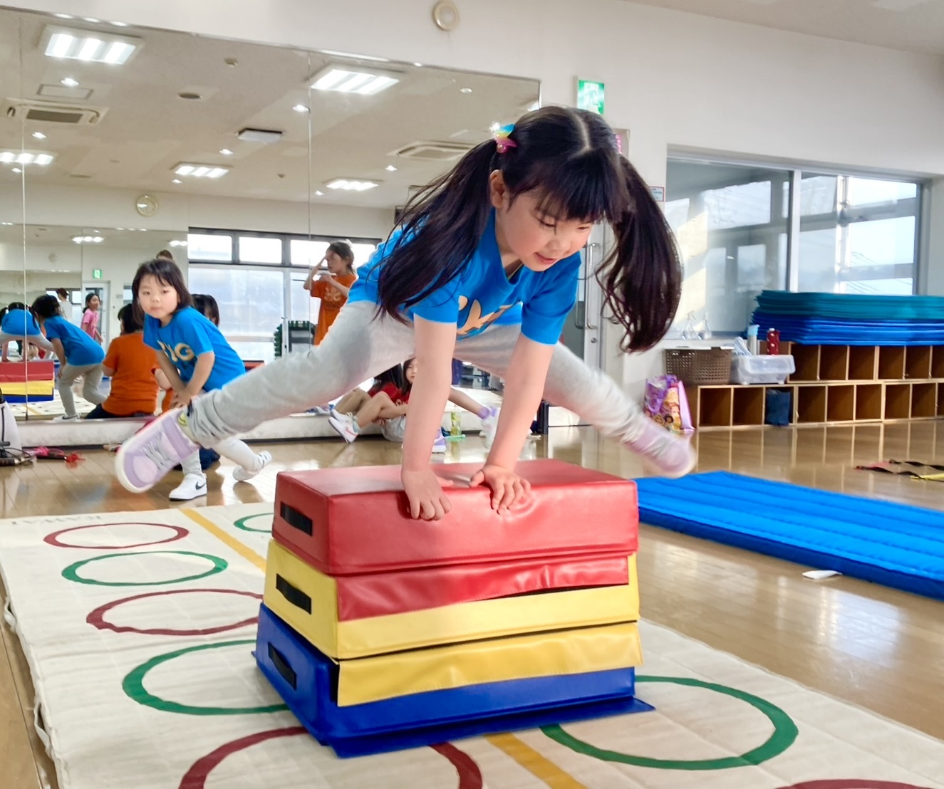 跳び箱を飛ぶ女の子
