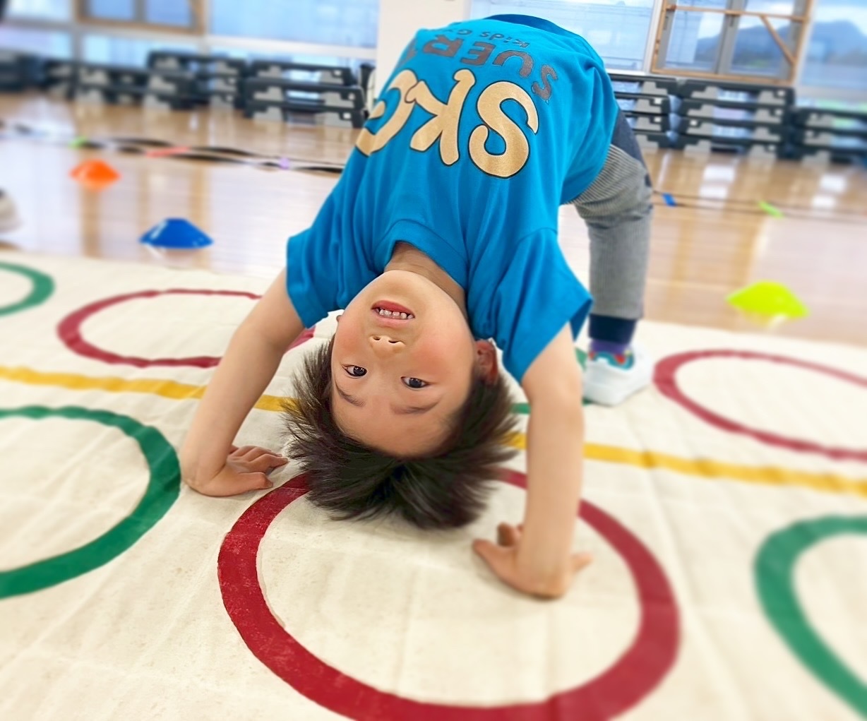 マット運動する男の子
